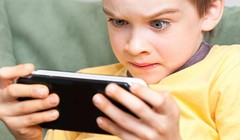 Những tác hại của điện thoại đối với đôi mắt trẻ em