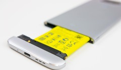 LG G6 cũng có thể tháo rời pin