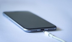 Người dùng tốt nhất nên chọn mua cho mình những adaptor sạc thiết bị Apple chính hãng.