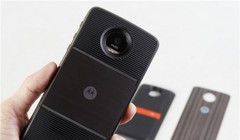 Insta-share Projector và JBL Soundboost: Phụ kiện đáng giá cho Moto Z