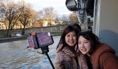 Sử dụng "gậy tự sướng" lưu hình ảnh với những công trình kiến trúc tuyệt đẹp bên hai bờ sông Seine, con sông chảy xuyên qua Paris.