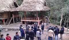 Một số nhà sàn đã hoàn thiện tại phim trường - Ảnh: V.L