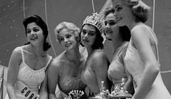 Mary Leona Gage (đội vương miện đứng giữa)– Hoa hậu Mỹ năm 1957 đã bị tước vương miện chỉ ngay 1 ngày sau khi đăng quang vì đã kết hôn và sinh con