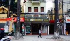 Phía dưới NXB Văn hóa - Thông tin là cửa hàng cà phê, bán cơm văn phòng - Ảnh: Ngọc Thắng