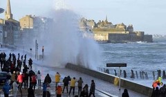 Triều cường gây ra sóng lớn - Ảnh: France Bleu