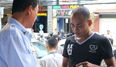 Chủ một đơn vị lữ hành ở Nha Tranh (bìa phải) không xuất trình được giấy phép kinh doanh khi đoàn kiểm tra yêu cầu