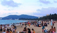 Bãi biển đông nghịt người vì du khách đổ xô đi giải nhiệt