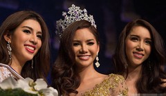 Sopida Siriwattananukoon (giữa) đăng quang ngôi vị Hoa hậu chuyển giới năm 2015, tối 8/5.