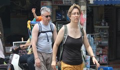 Ghi nhận của PV Dân trí trong mấy ngày qua tại các khu phố cổ Hà Nội, nơi tập trung nhiều khách quốc tế nhất, vào cuối giờ trưa và đầu giờ chiều, trên gương mặt các vị khách du lịch đều lộ rõ vẻ mệt mỏi vì nắng nóng.