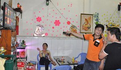 Nhân viên truyền hình FPT đang lắp đặt cho khách hàng xem thử dịch vụ truyền hình. Ảnh: chungta.vn