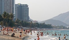 "Bãi biển phải dành cho mọi người, ai cũng có quyền đến để tắm, ngắm biển, đi dạo dọc bãi biển..." - Ảnh: Tiến Thành.