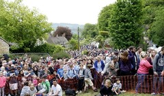 Ngay từ sáng sớm, hàng ngàn người đã đổ về ngọn đồi Cooper dự lễ hội pho mát