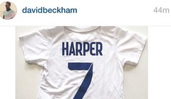 Bộ trang phục thi đấu bóng đá của cô con gái cưng của David Beckham