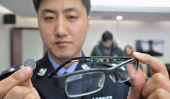 Một chiếc kính gắn camera bị tịch thu trong kỳ thi năm trước, với thiết bị thu sóng nhỏ như đồng xu.