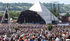 Biển người tham dự lễ hội âm nhạc Glastonbury - Ảnh: eltondaily