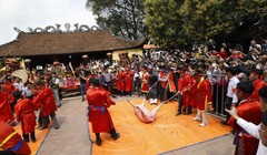 “Ông ỉn” được đưa ra giữa sân đình để khai đao tại lễ hội chém lợn ở Bắc Ninh năm 2015 - Ảnh: NG.KHÁNH