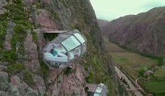 Loại hình giường ngủ trên vách đá tại khu vực dãy núi Andes ở Peru có tên Skylodge, được treo ở độ cao 122m so với mặt đất.