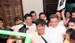 Fan vây quanh Đàm Vĩnh Hưng tại The Voice 2015. Ảnh: FanViet.vn