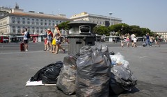 Đường phố Rome ngập rác thải - Ảnh: Reuters