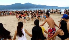 Một buổi diễn flasmob với thông điệp “Tắm biển văn minh với trang phục áo tắm” tại Đà Nẵng. Ảnh: Khôi Trần