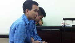 Bị cáo Hiếu (ngoài cùng) trong vụ "cháu ông chú ở Viettel" trước tòa.