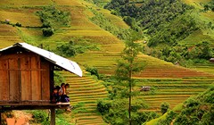 Khách du lịch luôn lưu luyến mảnh đất vùng cao và nụ cười trong veo của những đứa trẻ vùng sơn cước