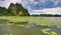 Hồ Quan Sơn, Mỹ Đức, Hà Nội là điểm du lịch có phong cảnh hữu tình, không khí trong lành, non xanh nước biếc và nhiều hang động