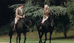 Tổng thống Mỹ Reagan và nữ hoàng Anh Elizabeth cùng cưỡi ngựa và trò chuyện thân mật giữa thập kỷ 1980