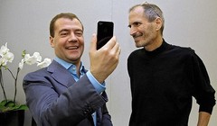 Ông Medvedev nhận được món quà sinh nhật iPhone 4 từ CEO Apples đã khuất Steven Jobs
