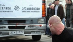 Kéo ô tô... bằng tai