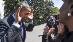Tổng thống Mỹ Obama làm mặt hề với người hâm mộ