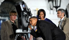 Tổng thống Obama say sưa bên kính viễn vọng