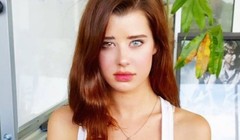 Người mẫu Sarah McDaniel với 2 màu mắt