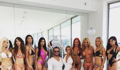 Cuộc sống xa hoa của vợ chồng tỉ phú Mỹ với 10 hotgirl nóng bỏng