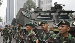 Lực lượng quân đội Indonesia làm nhiệm vụ bảo vệ tại trung tâm Jakarta ngày 13/1