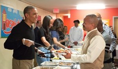 Ngày 25/11/2005, tại Washington, gia đình tổng thống Obama phục vụ bữa tối cho những người vô gia cư và quân nhân về hưu của Mỹ trong ngày Lễ Tạ ơn. 