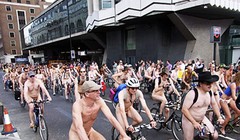 Cuộc diễu hành xe đạp khỏa thân thế giới được bắt đầu tổ chức vào năm 2004, khuyến khích mọi người tại các thành phố trên khắp thế giới tôn vinh việc đi xe đạp và cơ thể con người.