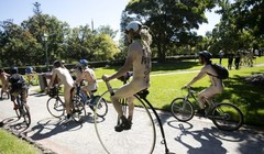 Tất cả các tay đua đều ở trong trạng thái... trần như nhộng