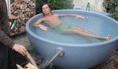 Tiện cả... đôi đường.