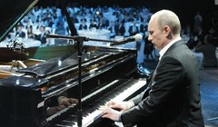 Tổng thống Nga Putin độc tấu một bản piano
