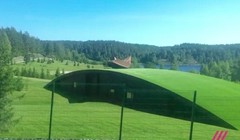 Ngôi biệt thự được che phủ bằng cỏ để tránh sự dòm ngó của do thám