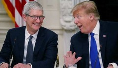 Giám đốc điều hành hãng Apple, Tim Cook và Tổng thống Mỹ Donald Trump. Ảnh: Reuters