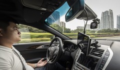 Một nhân viên ngồi trong xe tự lái do công ty Pony.ai  sản xuất. Ảnh: SCMP