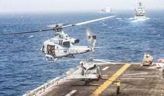 Một máy bay trực thăng UH-1Y Venom cất cánh từ sàn máy bay của tàu tấn công đổ bộ USS Boxer ở eo biển Hormuz, ngày 18.7.2019. Ảnh: Engadget
