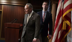 Thượng nghị sĩ Tom Cotton (phải), và Chuck Schumer (trái) đang yêu cầu FCC xem xét lại việc cấp giấy phép cho hai nhà cung cấp dịch vụ viễn thông Trung Quốc trong bối cảnh lo ngại về an ninh. Ảnh: CNET