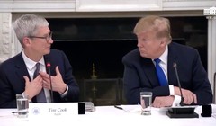 CEO của Apple Tim Cook (trái) và Tổng thống Donald Trump (phải). Ảnh: 9to5Google