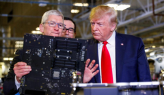 CEO Apple Tim Cook cùng Tổng thống Mỹ Donald Trump đi thăm nhà máy sản xuất Mac Pro của Apple ở Austin, Texas vào ngày 20 tháng 11 năm 2019. Ảnh: Reuters