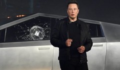 Kính chống đạn của Cybertruck bị nứt ngay trên sân khấu sau hai cú ném thử độ bền. Ảnh: Reuters