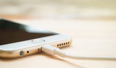 Mới đây, một số báo cáo cho rằng iPhone 2021 sẽ hoàn toàn sử dụng sạc không dây. Ảnh: Interesting Engineering