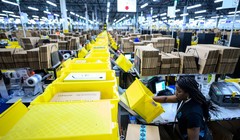 Amazon đang tận dụng các trung tâm mua sắm thua lỗ và biến chúng thành các trung tâm hoàn thiện đơn hàng. Ảnh: CNBC